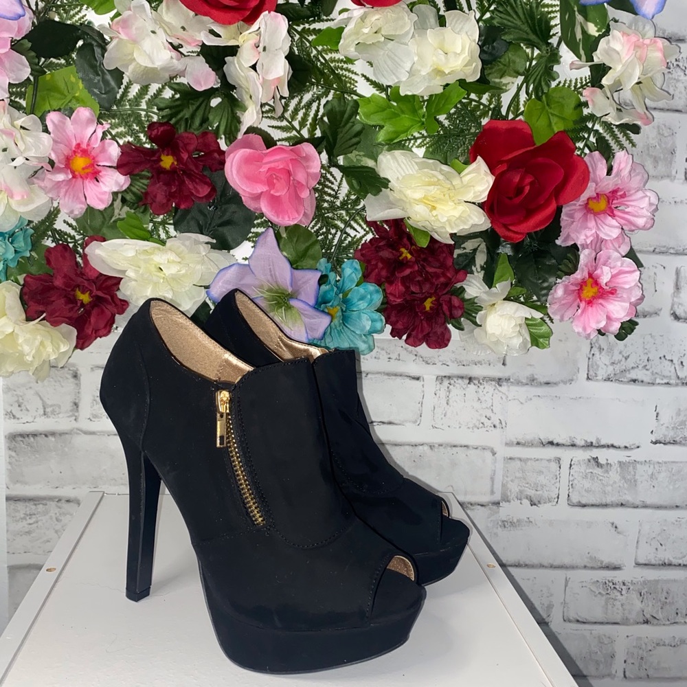 Fashion nova black heels with gold zipper. Size 8